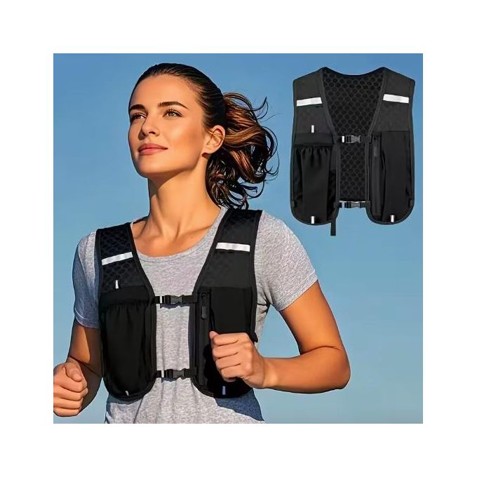 Coureuse portant le gilet de running noir RUNORA